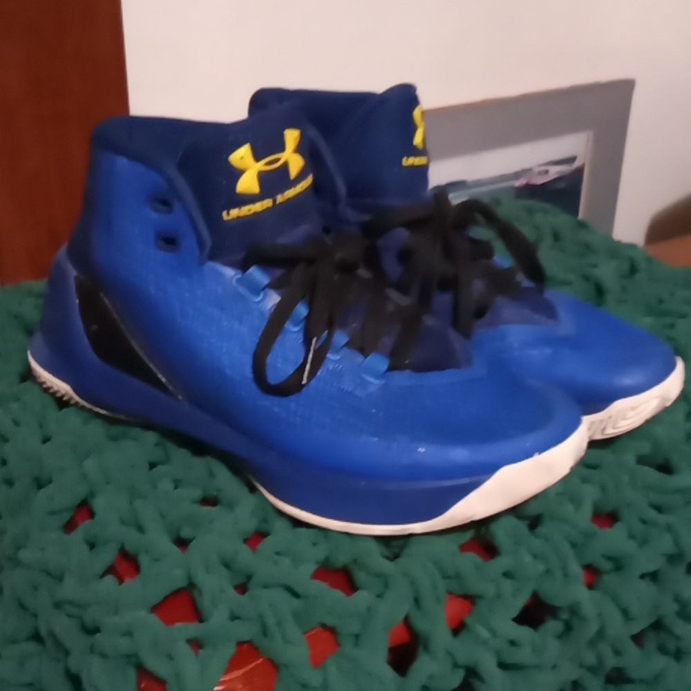 Under Armour size 7.5 hi top Athletic sneakers tennis shoes.